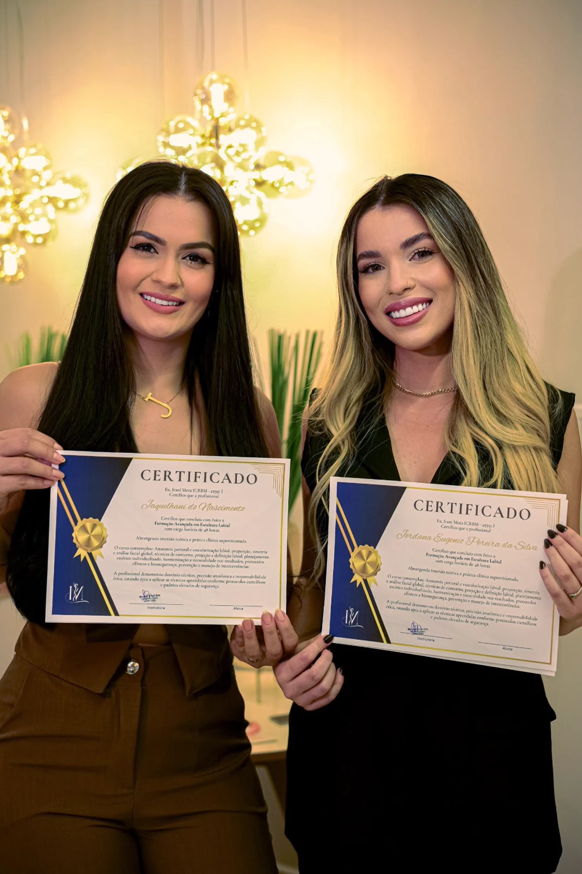 Jordana, sócia da TriSeé Estética Avançada, com certificado de formação avançada